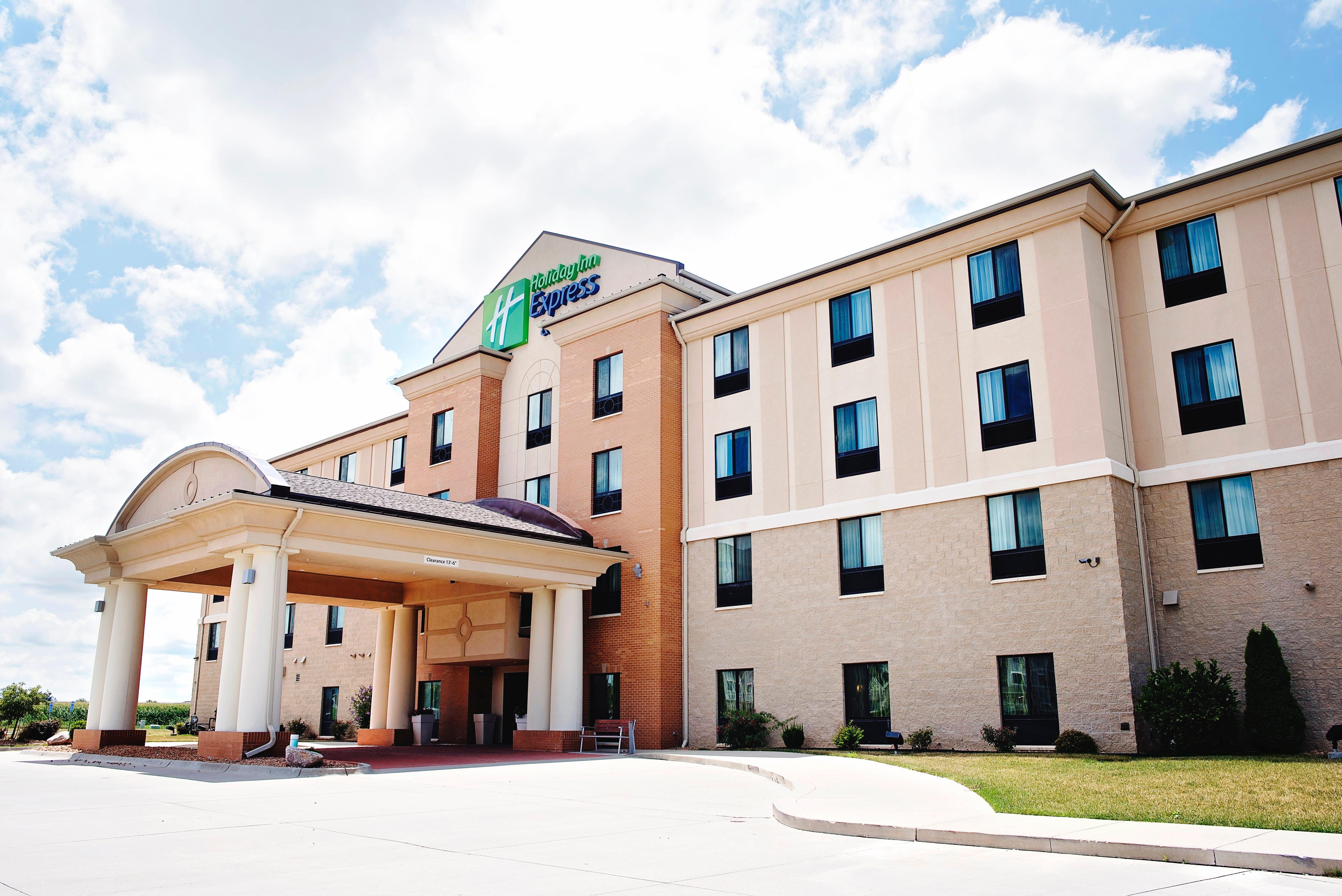 Holiday Inn Express And Suites Urbandale Des Moines, An Ihg Hotel Dış mekan fotoğraf