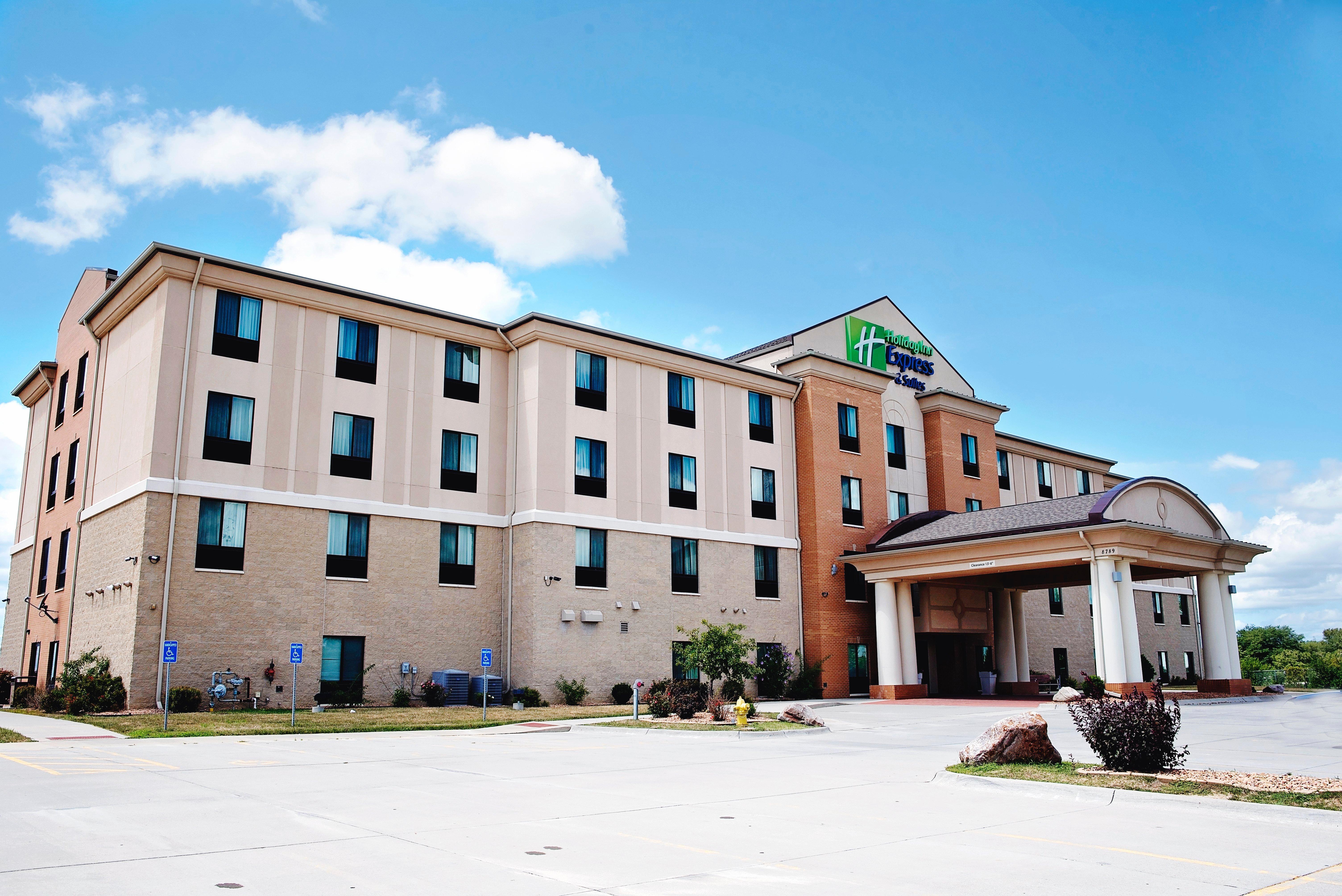 Holiday Inn Express And Suites Urbandale Des Moines, An Ihg Hotel Dış mekan fotoğraf